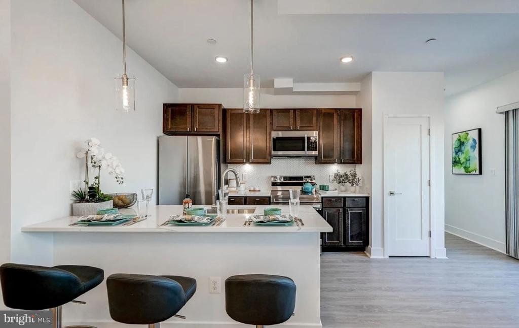 601 S BROADWAY Unit: 208