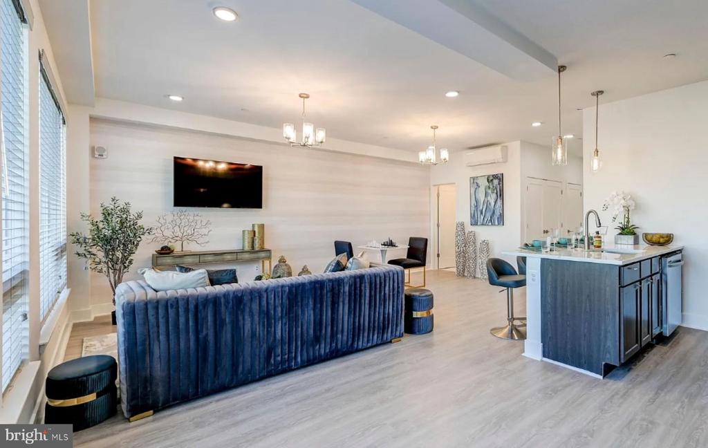 601 S BROADWAY Unit: 303